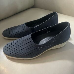 ECCO•Laser Cut Loafer
Wedge Nubuck
Leather "Felicia" in Blue Size 11/11.5(EU42)